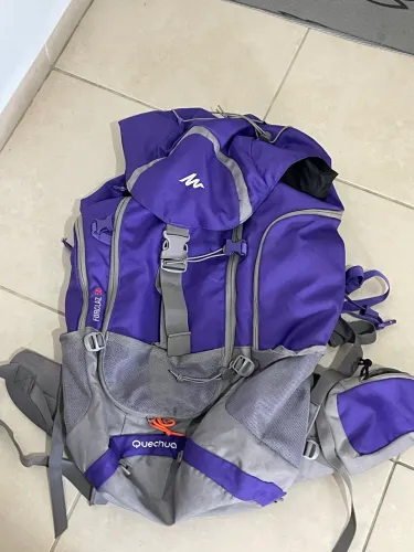 Mochila quechua feminina roxa 50l cargueira trekking