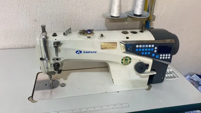 Máquina de Costura Reta Industrial Sansei com Mesa e Pedal