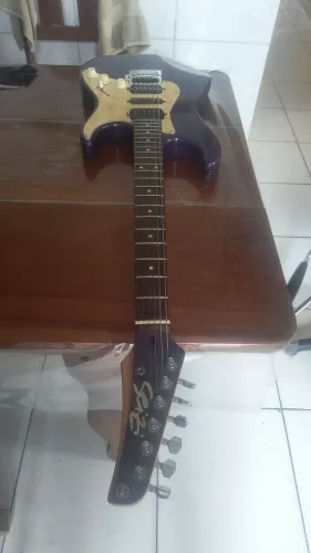 Guitarra SEIZI captação hsh com escudo e tampa traseira perolizado