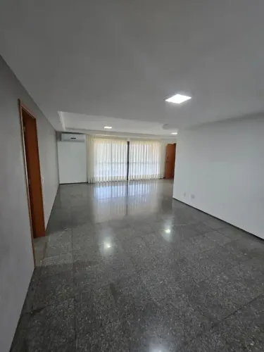 Portal da Villa, Adrianópolis, andar alto, 190m2, 3 suítes, com closet, armários, climatiz