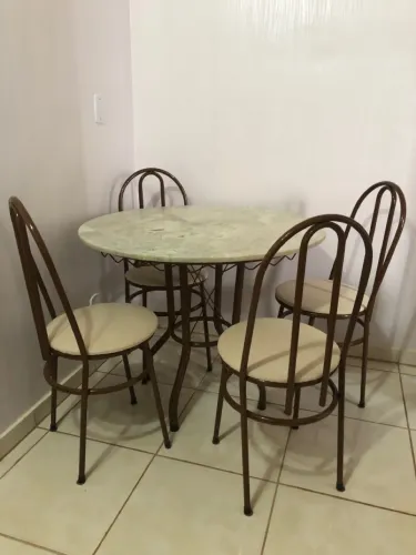 Mesa c/ tampo de mármore e 4 cadeiras