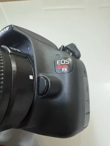 CANON EOS REBEL T5 + LENTE 18-55mm + BATERIA + CARREGADOR