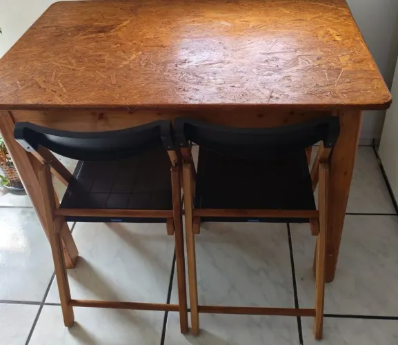 Vendo mesa de madeira (tampo em lascas madeira prensada) e 2 cadeiras dobráveis Tramontina