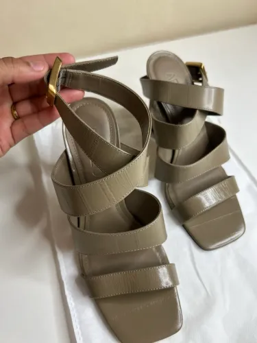 Sandália Arezzo nova 