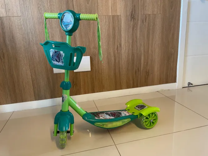 Patinete Infantil 3 Rodas DM Toys com Cesta e Luz LED Dinossauro Verde/Preto