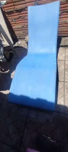 Espreguiçadeira azul de fibra