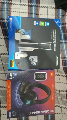 Base do ps5 que carrega os controles + headset JBL quantum 400