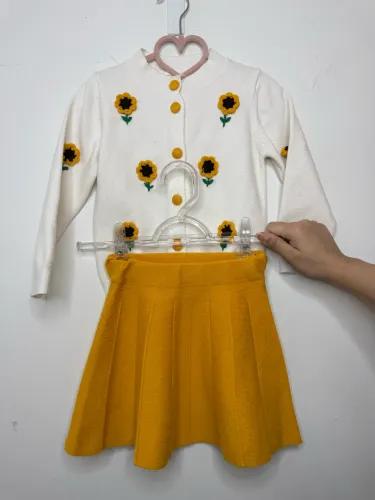 Conjunto de saia e suéter infantil de girassol