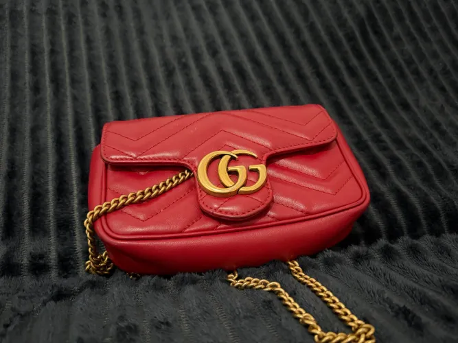 Gucci GG Marmont Super Mini Matelassé em couro