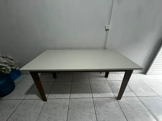 Vendo mesa de jantar novíssima.