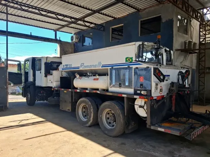 CAMINHÃO VW 26.260 6X2 + SILO TAPA BURACO ROMANELLI TBR 500