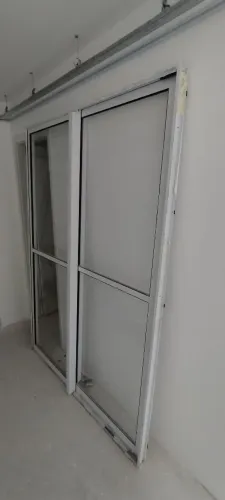 Vendo duas portas de alumínio, porta retirada da sala do AP e a porta retirada da cozinha