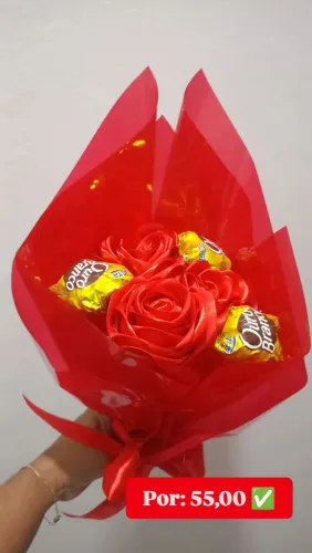 Buquê de flores eternas com chocolate ouro branco