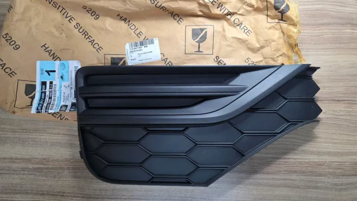 Grade / Cobertura Para-choque Dianteiro Direito Amarok 2017 a 2022 Original VW