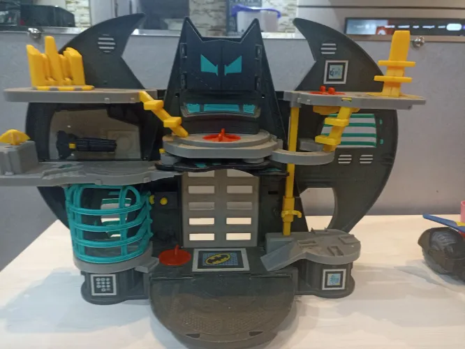 Batcaverna imaginext conservada. Vem com boneco do Batman Imaginext e moto