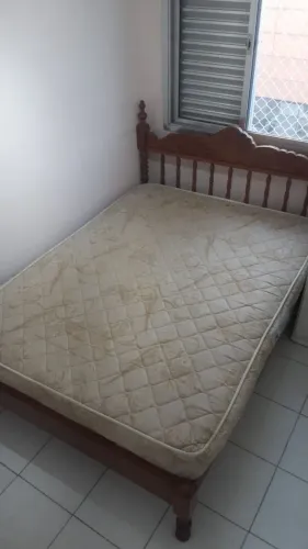 2 Camas com colchão madeira nobre maciça uma de casal e uma de solteiro
