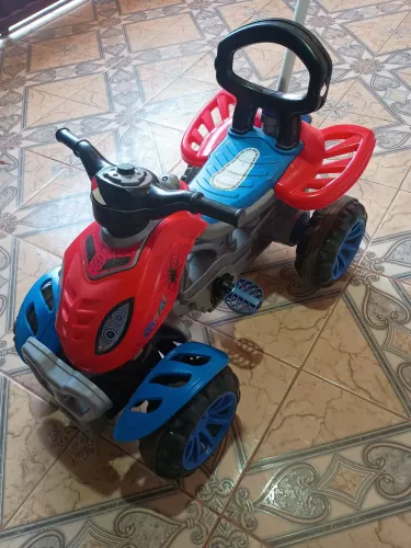 Vendo um quadriciclo infantil, em perfeito estado de conservação *