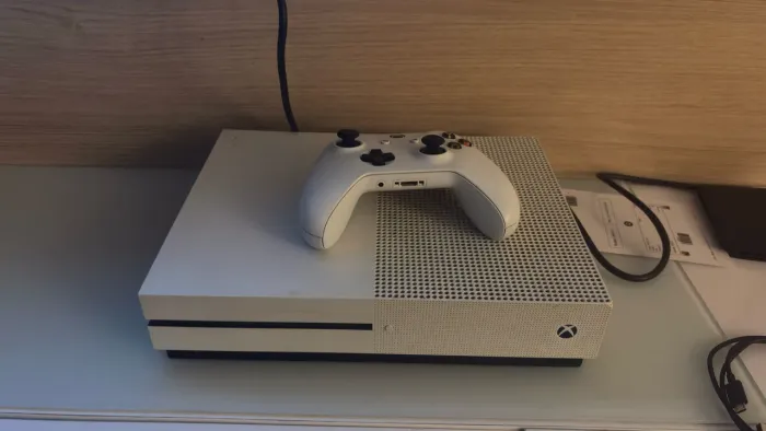 XBOX ONE S COM CONTROLE