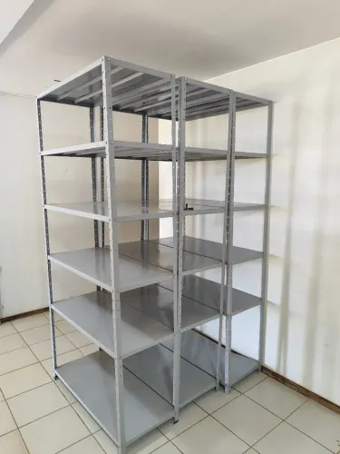 Estante de aço