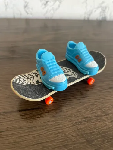Skate hotewheels e par de tênis azul. Colecionável!
