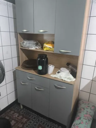 Armário de cozinha em bom estado