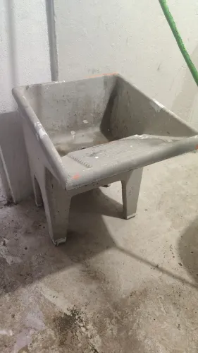 Tanque de cimento com pés ( lavanderia)