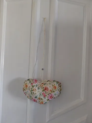 Penduricalho de coração grande com tecido floral