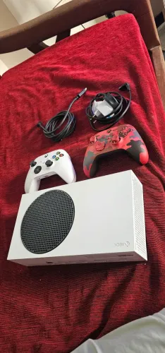Xbox Series S + 2 controles + Base de Carregamento 