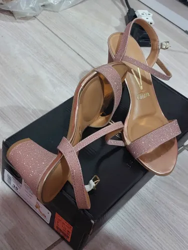 Sapato de salto rosa com glitter Vizanno