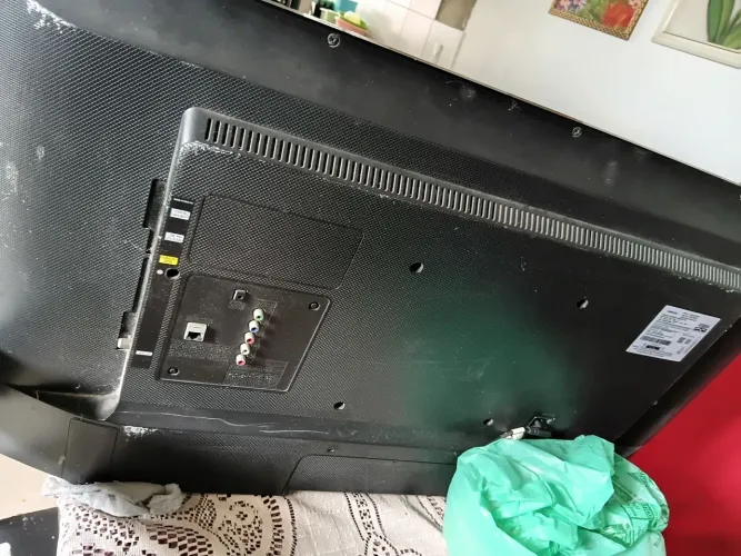 Tv samsung 40 polegadas .com defeito pra tira peça