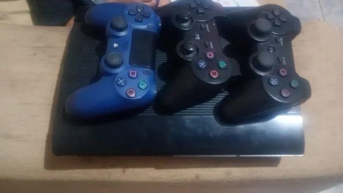 Vendo ps3 .3 controles .um controle origem do ps4 ,desbloqueado c.mais de 200 jogos