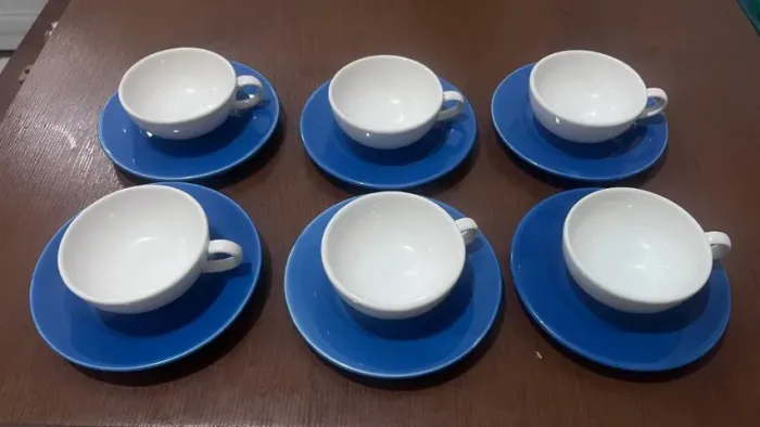 Jogo de xícaras de chá (6 xícaras e 6 pires) de porcelana