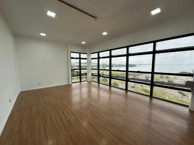 Sala comercial para alugar com vista para o mar e 2 vagas