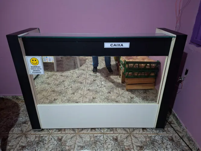 Balcão para loja com espelho e organizador de dinheiro caixa oportunidade 