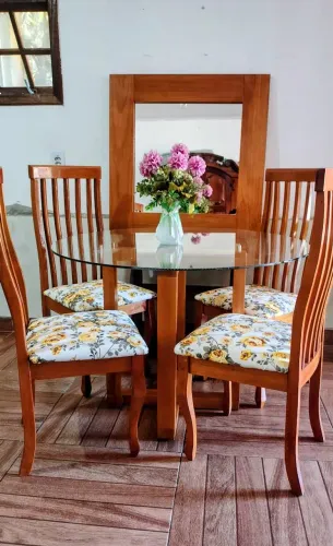 Entrego mesa e cadeiras em madeira maciça