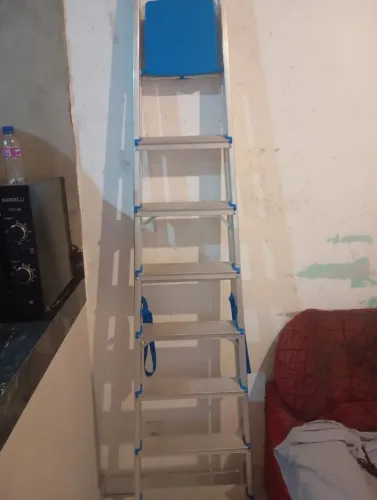 Vendo caixa de som torre philips 2000 e e uma escada de 8 degraus