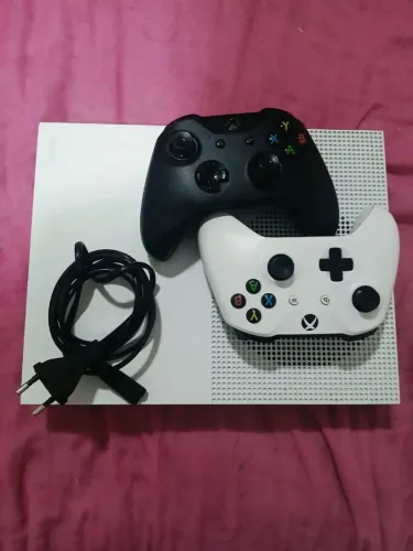 Xbox One S 1Tb, bem conservado