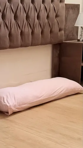 Travesseiro de corpo com capa rosa
