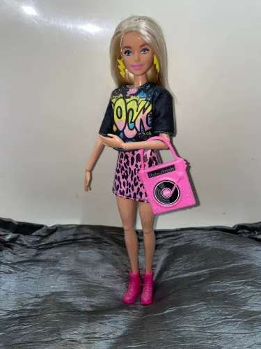 Boneca Barbie fashionistas loira mattel articulada