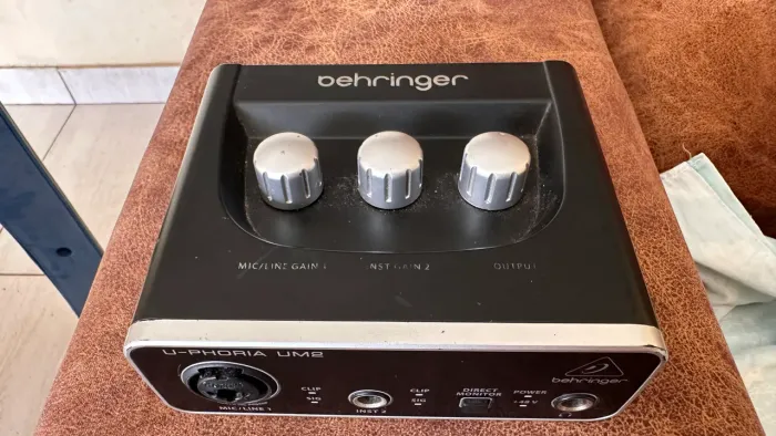 Interface de áudio Behringer Uphoria UM2 - Seminova 
