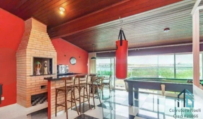 Casa, 03 pavimentos, com Elevador, 03 quartos c/suítes no Uberaba em Curitiba PR