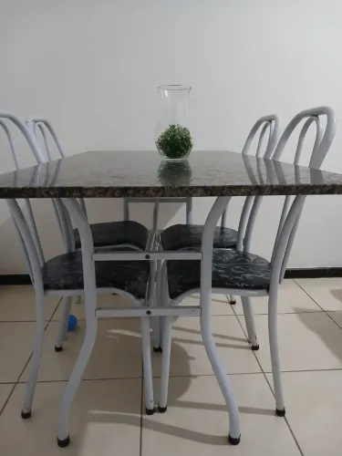 Mesa retangular de mármore para 6 cadeiras. (Acompanha 4 cadeiras)