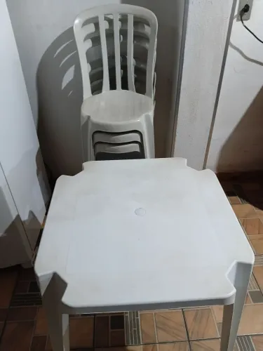 Conjunto de mesa e cadeiras