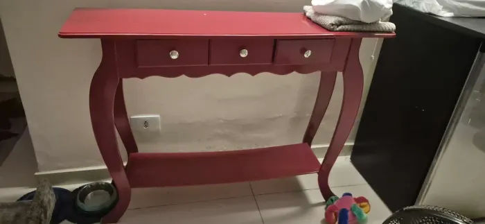 Móvel estilo retro vermelho em bom estado