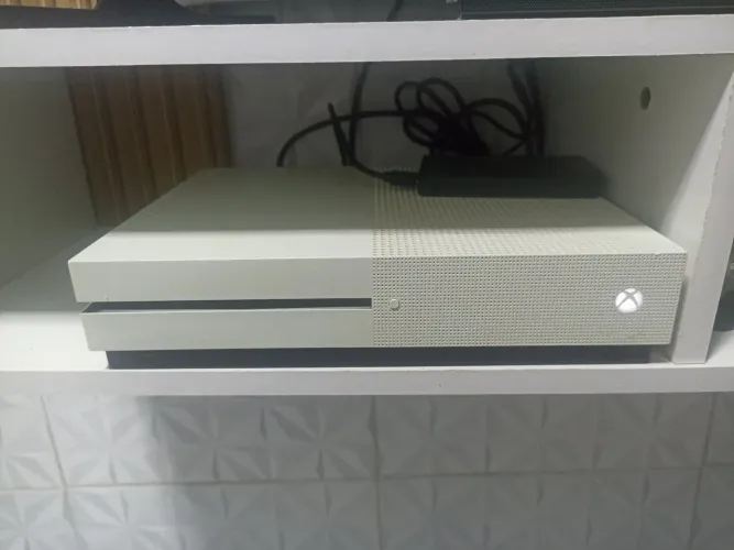 XBOX ONE S + 2 CONTROLES + HD 1 TB + 9 JOGOS FÍSICOS + KINECT.
