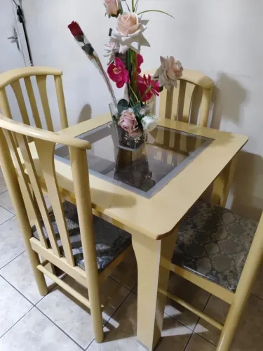Mesa com 4 cadeira usa em perfeito estado