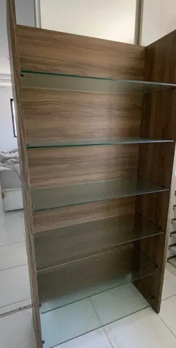 Móvel com pratileira de vidro