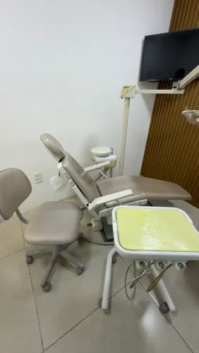 Cadeira odontológica, balcão de recepção, armário e aparador para clínica 