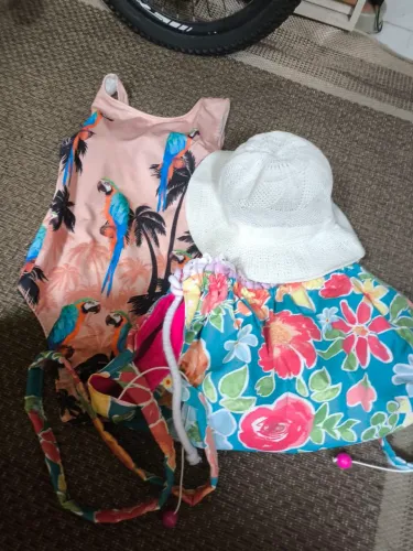 Maiô Tam M, bolsa e chapéu , combo por 30