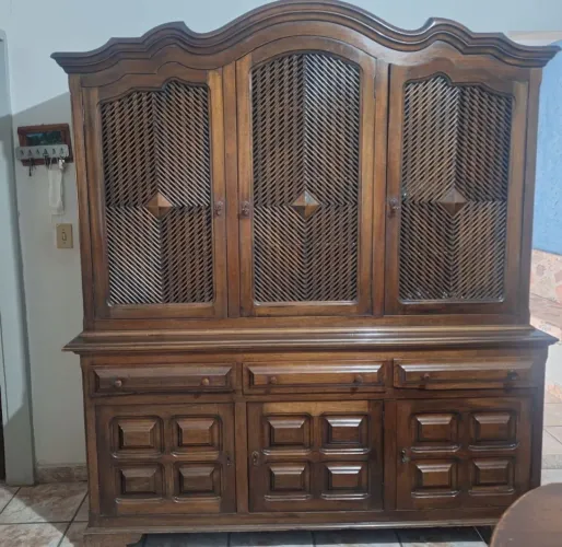 Armario de sala de jantar (estilo colonial)